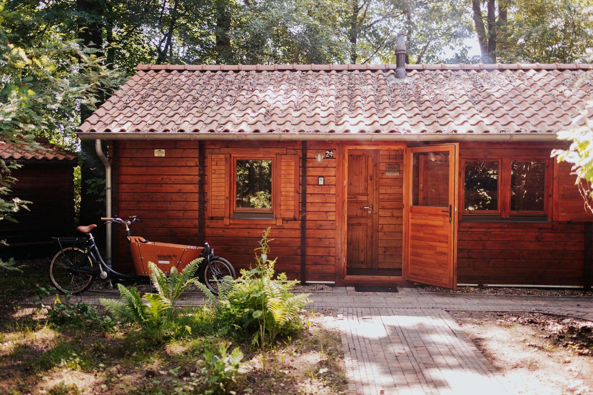 Sfeervolle Blokhut Met Fijne Buitenruimte @ Veluwe เอเปอ ภายนอก รูปภาพ